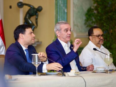 Presidente Luis Abinader reafirma respaldo a la clase artística y escucha propuestas del sector cultural