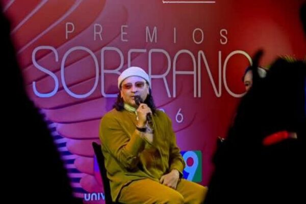 A sólo horas de celebrarse los Premios Soberano 2026, diversas figuras asistieron a una rueda de prensa previo al evento para dar su parecer. Tal es el caso del cantante Elvis Crespo aseguró que tiene “una conexión especial con la República Dominicana.