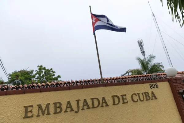 Personal Cubano abandona embajada de Santo Domingo desde las 3:00 de la madrugada