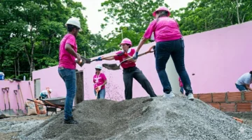 Voluntarias mejoran viviendas de familias vulnerables en Yaguate durante jornada Women Build