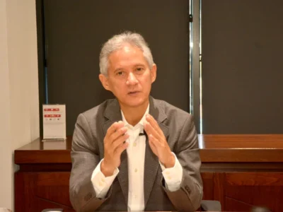 El economista Haivanjoe Ng Cortiñas afirmó este miércoles que las recientes declaraciones del gobernador del Banco Central, llamando a la prudencia ante el alza del petróleo y la inflación en Estados Unidos y Europa, contrastan con la posición del Ministe
