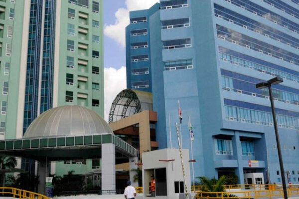 Economista cuestiona modelo de hospitales públicos: “Fue diseñado para fomentar la medicina privada”
