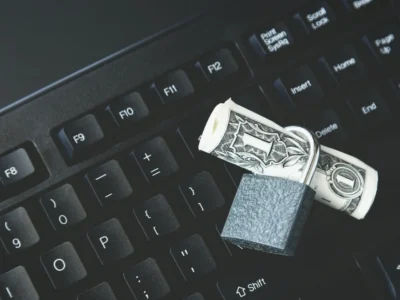 ¿Puede un banco bloquear el dinero que una dominicana se envía a sí misma desde Estados Unidos?