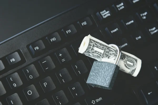 ¿Puede un banco bloquear el dinero que una dominicana se envía a sí misma desde Estados Unidos?