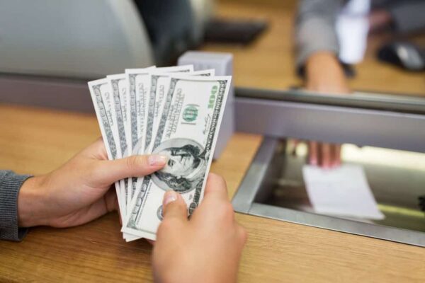 El impacto del dólar débil y el desempleo en las remesas a RD