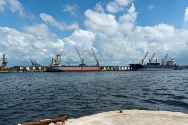 Las sanciones estadounidenses sobre Cuba dejan a miles de contenedores varados