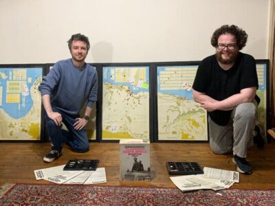 Dos Amigos Intentan Completar un Juego de Mesa Nunca Terminando