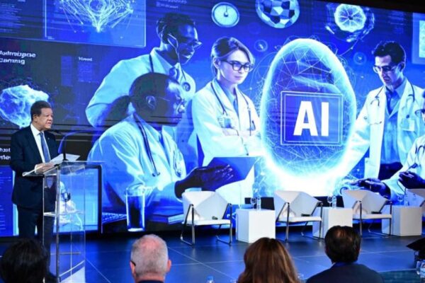 Leonel Fernández destaca el impacto de la inteligencia artificial en la medicina