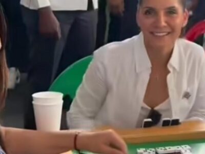 La embajadora Leah Campos disfruta de su visita a La Vega con dominó, música y baile