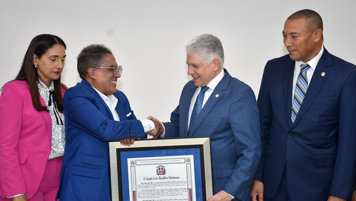 Senado de la República Dominicana rinde homenaje al merenguero Kinito Méndez