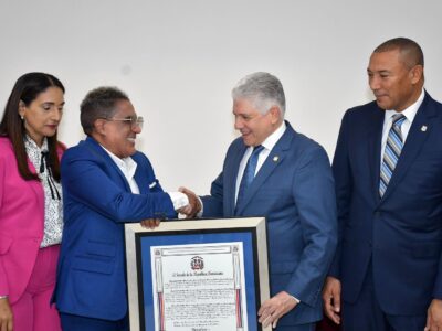 Senado de la República Dominicana rinde homenaje al merenguero Kinito Méndez