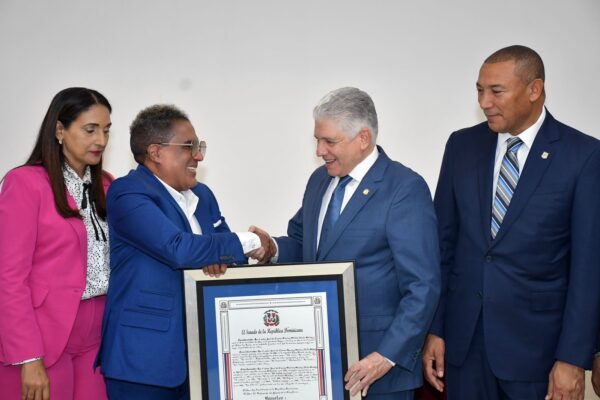 Senado de la República Dominicana rinde homenaje al merenguero Kinito Méndez