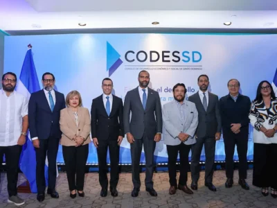 Ulloa se traslada a República Dominicana para encuentro con el Consejo Económico