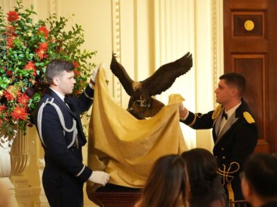 Trump Regala una Estatua de Águila Calva a Xi Jinping