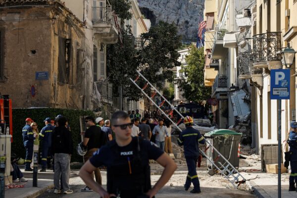 Seis Personas Desaparecidas Tras Explosión en el Distrito Turístico de Atenas