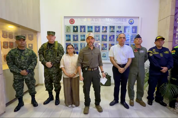 El Presidente de Colombia Visita Santa Marta Portando un Arma en Medio de la Crisis de Seguridad