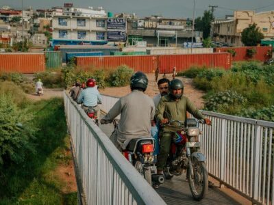 Las Autoridades de Pakistán Colocan Contenedores para Frenar Protestas en Islamabad