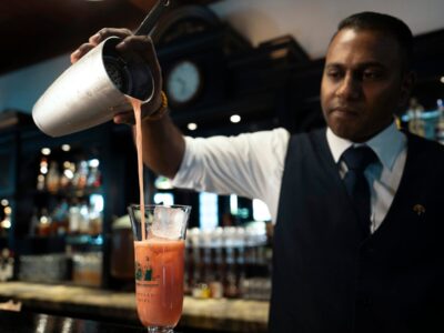 El Singapore Sling del Raffles de Singapur Cuesta $40, y los Turistas Siguen Amándolo