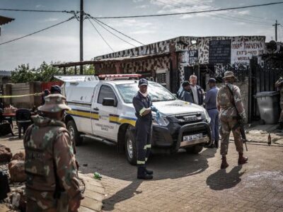 Al Menos 27 Personas Muertas en Dos Tiroteos Masivos Nocturnos en Sudáfrica