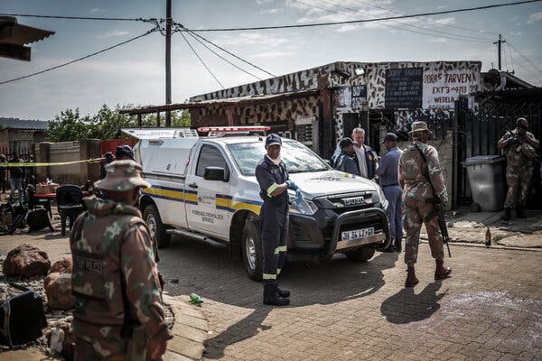 Al Menos 27 Personas Muertas en Dos Tiroteos Masivos Nocturnos en Sudáfrica