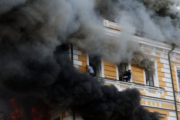 Un Dron Ruso Ataca la Academia Nacional de Ciencias de Ucrania, Provocando un Incendio en el Centro de la Ciudad