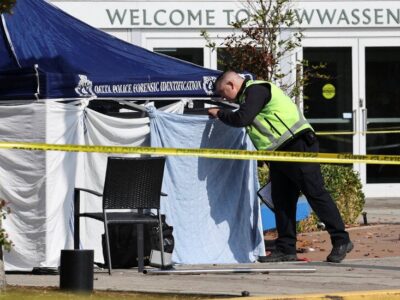 Un Conductor Atropella a Cuatro Personas Fuera de un Centro Comercial en Columbia Británica, Deja Dos Muertos