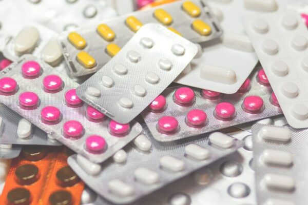 Trece Medicamentos de Alto Costo Contarán con Cobertura Total en el Seguro Familiar de Salud