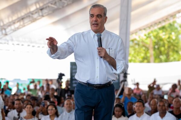 Abinader Apoya la Prohibición de Equipos Haitianos Tras Incidentes en el Estadio Félix Sánchez