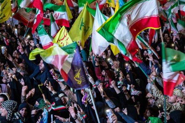 Irán encarceló a un legislador de línea dura, revelando profundas divisiones en su liderazgo