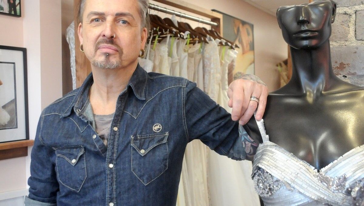 Dueña de Tienda de Novias que Colocó a un Niño en un Gancho de Abrigos es Absuelta por el Tribunal
