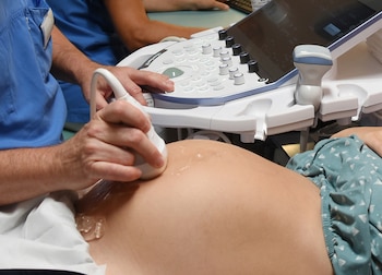 12,000 Adolescentes Dan a Luz Anualmente en República Dominicana, A pesar de una Disminución del 55%