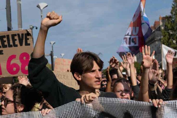 Protestas se Expanden por Francia a Medida que los Sindicatos se Unen a las Manifestaciones Estudiantiles