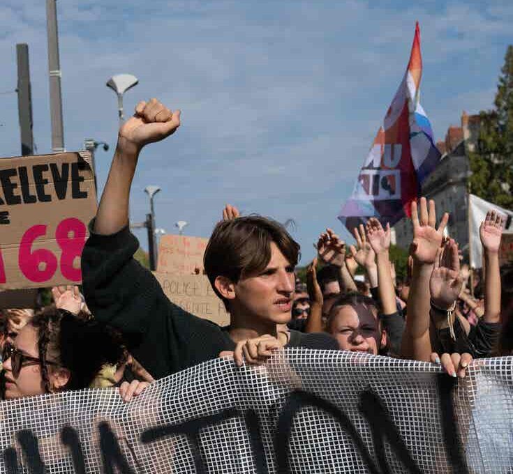 Protestas se Expanden por Francia a Medida que los Sindicatos se Unen a las Manifestaciones Estudiantiles