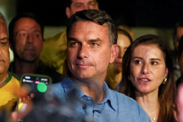 La familia Bolsonaro se alza triunfante en las elecciones de Brasil, mostrando una sorprendente resurrección política