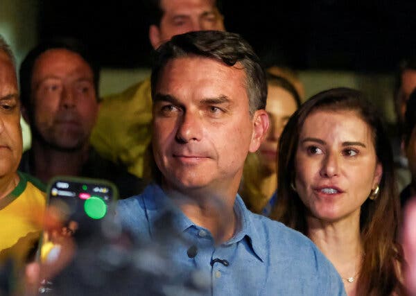 La familia Bolsonaro se alza triunfante en las elecciones de Brasil, mostrando una sorprendente resurrección política
