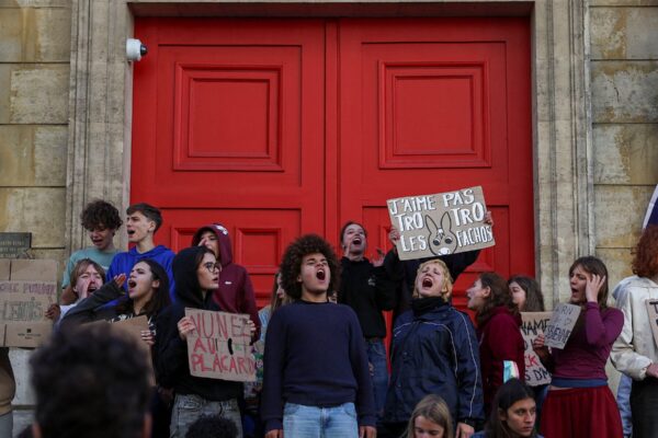 Macron Soñó con Revivir a Francia, pero Su Mandato Termina en Crisis