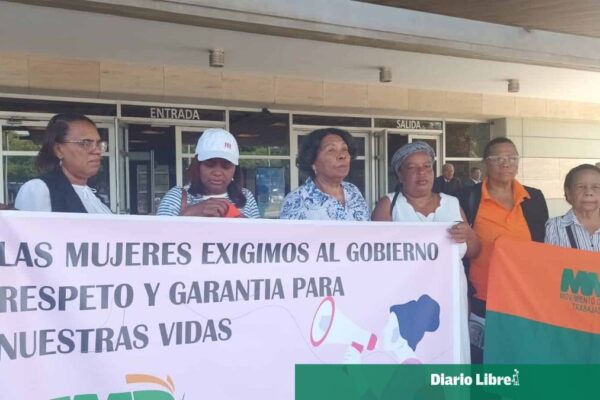 Mujeres exigen el cese de muertes a manos de la Policía en manifestación