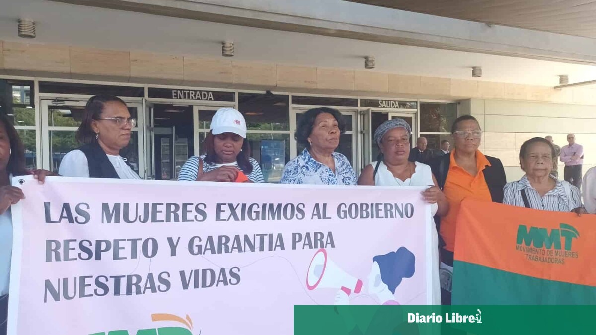 Mujeres exigen el cese de muertes a manos de la Policía en manifestación