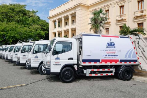 Gobierno Dominicano Proporciona 50 Camiones Compactadores a Alcaldías