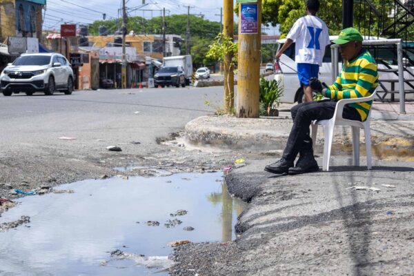 Desnivel en badén complica el tránsito en la avenida 25 de Febrero