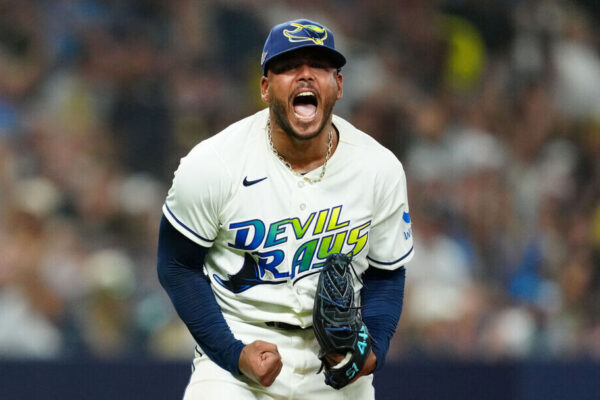 Freddy Peralta brilla y Tampa Bay empata la ALCS ante Cleveland