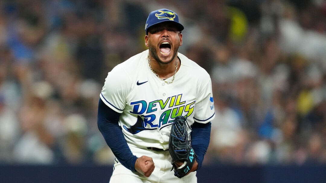 Freddy Peralta brilla y Tampa Bay empata la ALCS ante Cleveland