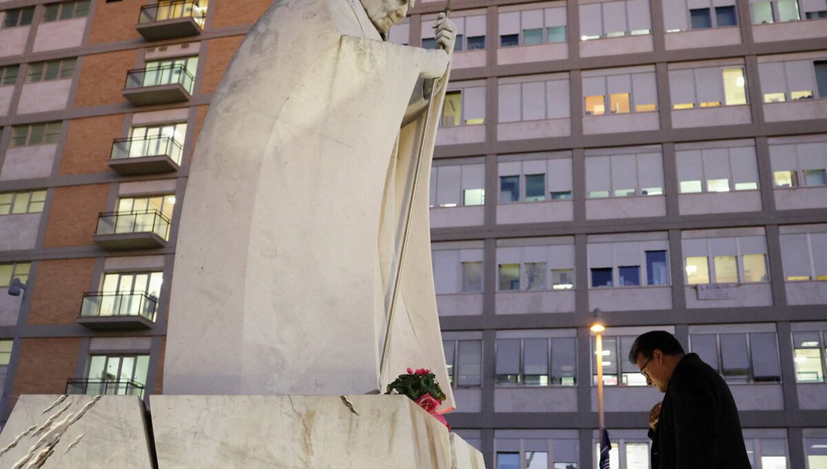 Mensajes de Apoyo Abundan Mientras el Papa Leo Se Recupera de Cirugía en Hospital de Roma