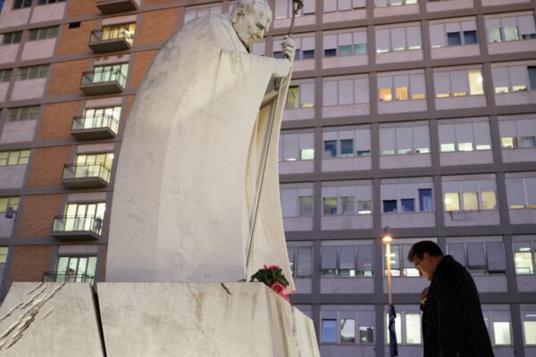 Mensajes de Apoyo Abundan Mientras el Papa Leo Se Recupera de Cirugía en Hospital de Roma