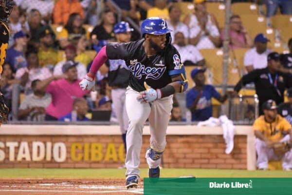 Mel Rojas Jr. se consagra como símbolo del Licey al recibir el premio Manny Mota