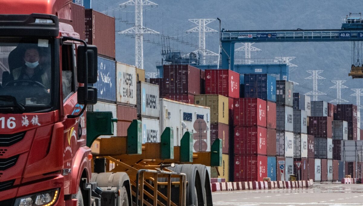 Las Exportaciones de China Aumentan, Acercándose a un Récord en el Superávit Comercial