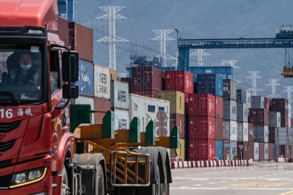 Las Exportaciones de China Aumentan, Acercándose a un Récord en el Superávit Comercial