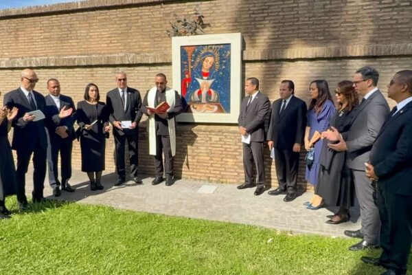 Luis Abinader convoca a orar por la salud del Papa León XIV
