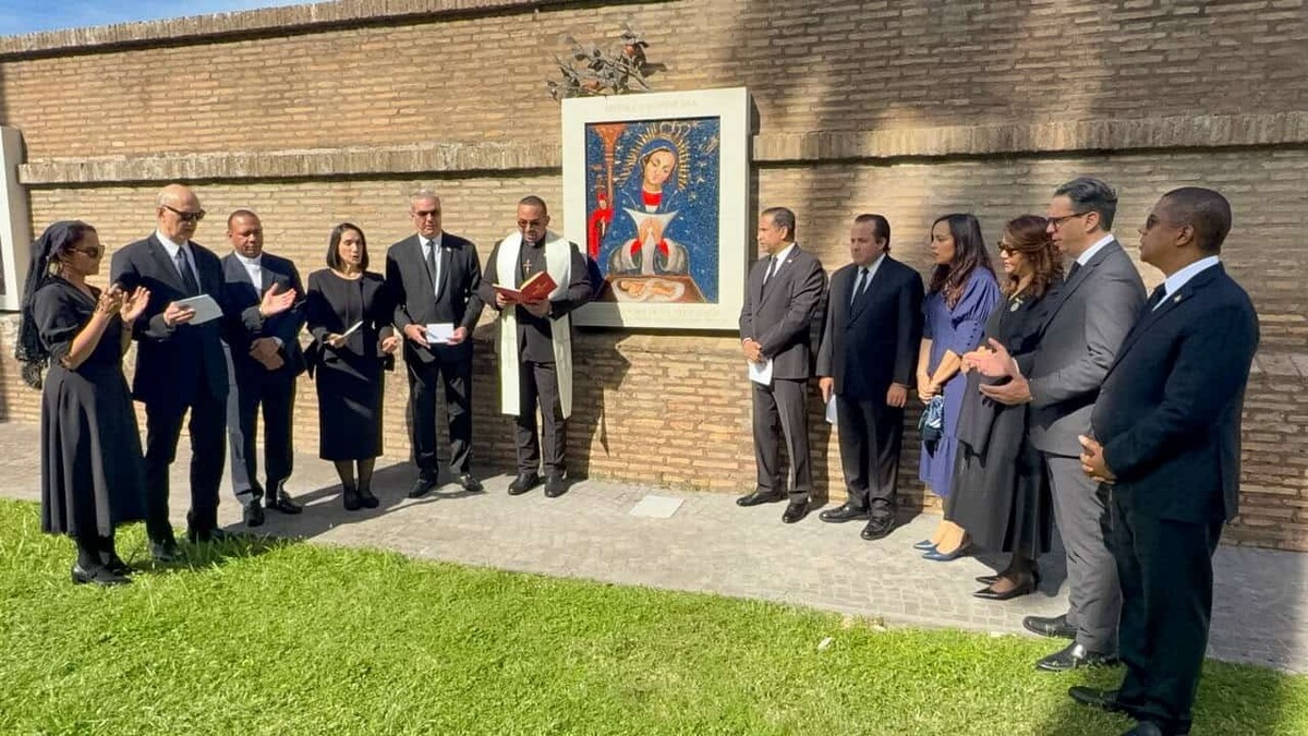 Luis Abinader convoca a orar por la salud del Papa León XIV