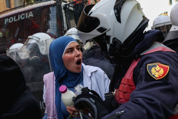 Protestas Violentas en Albania contra Proyecto Hotelero
